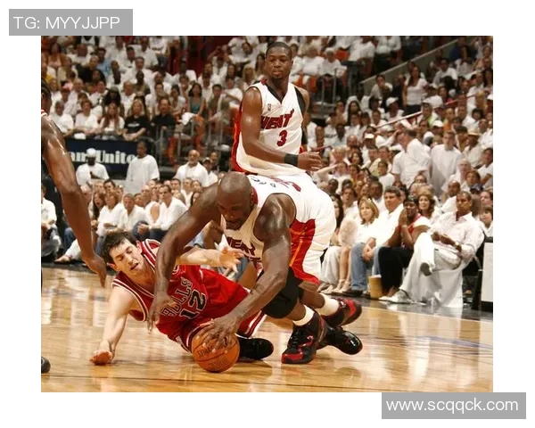 热火与公牛季后赛第三场激战回顾球员表现与战术分析全景呈现